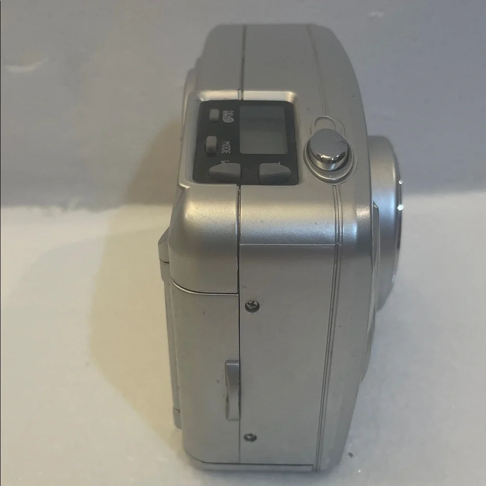 Polaroid camera model PZ2001 Silver Power Zoom Lens film point shoot 35MM film